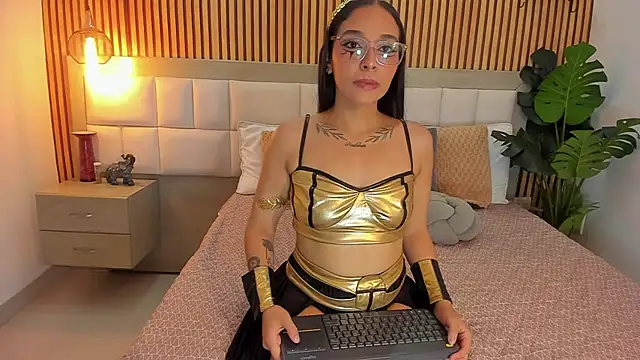 Roseaurora online show from 10/31/25, 12:57