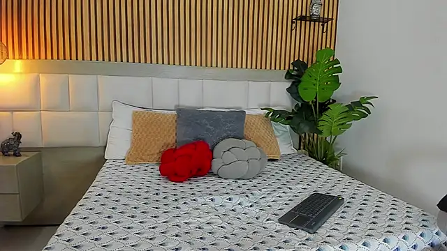 Roseaurora online show from 10/25/25, 12:39