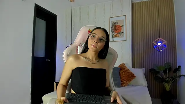 Roseaurora online show from 11/29/25, 07:36