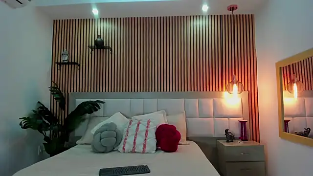 Roseaurora online show from 12/20/25, 12:41