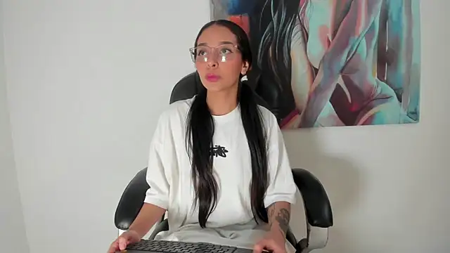 Roseaurora online show from 12/04/25, 12:59