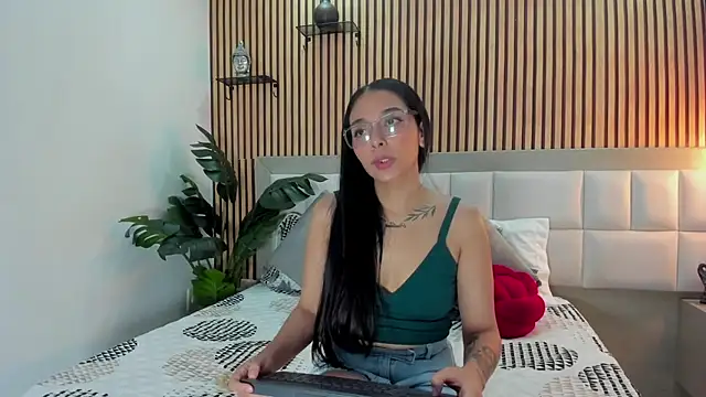 Roseaurora online show from 12/03/25, 12:37