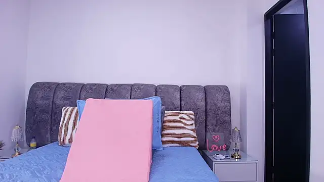 Snapshot of sweegirl69 chatting on 11/19/25, 11:54 sweegirl69 online show from 11/19/25, 11:54