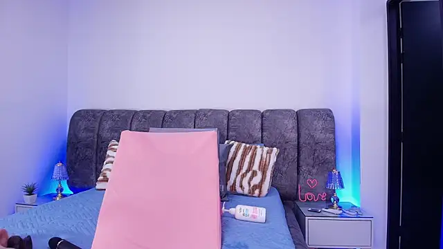 Snapshot of sweegirl69 chatting on 11/25/25, 12:05 sweegirl69 online show from 11/25/25, 12:05