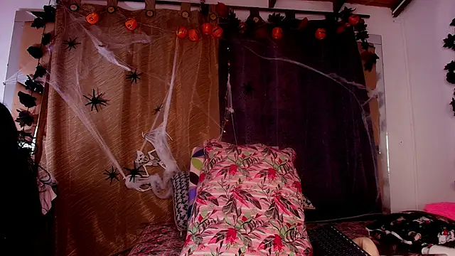 Snapshot of sweegirl69 chatting on 10/23/25, 12:04 sweegirl69 online show from 10/23/25, 12:04