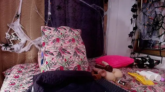 Snapshot of sweegirl69 chatting on 10/26/25, 12:16 sweegirl69 online show from 10/26/25, 12:16