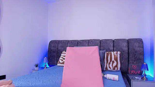 Snapshot of sweegirl69 chatting on 11/22/25, 12:04 sweegirl69 online show from 11/22/25, 12:04