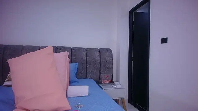 Snapshot of sweegirl69 chatting on 11/06/25, 12:09 sweegirl69 online show from 11/06/25, 12:09