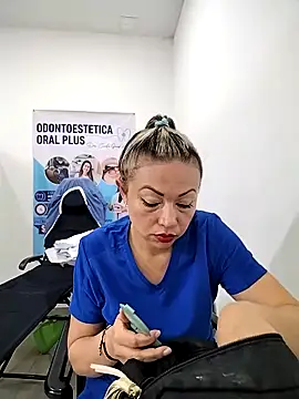 Snapshot of Madisson-04_ chatting on 11/19/25, 12:05 Madisson-04 online show from 11/19/25, 12:05