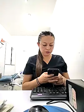 Snapshot of Madisson-04_ chatting on 10/30/25, 07:33 Madisson-04 online show from 10/30/25, 07:33