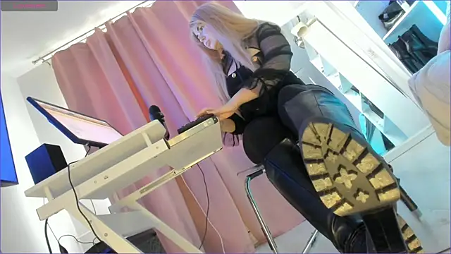 Snapshot of CruelSiren chatting on 10/10/25, 06:36 CruelSiren online show from 10/10/25, 06:36