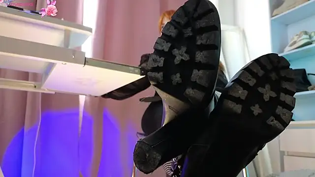 Snapshot of CruelSiren chatting on 11/09/25, 09:02 CruelSiren online show from 11/09/25, 09:02