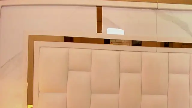 Snapshot of violet_sm chatting on 12/19/25, 03:32 violet sm online show from 12/19/25, 03:32