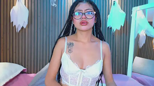 AlanaWalker9 online show from 10/29/25, 11:42