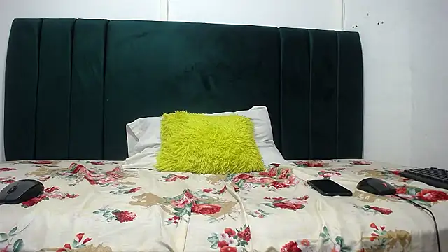 SweetSlenderChoc online show from 01/12/26, 08:54