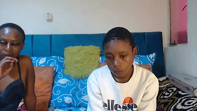 SweetSlenderChoc online show from 04/18/26, 07:58