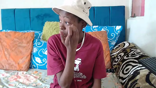 SweetSlenderChoc online show from 05/03/26, 12:42