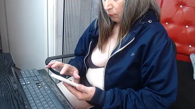 Snapshot of linda__mature chatting on 10/23/25, 12:15 linda mature online show from 10/23/25, 12:15