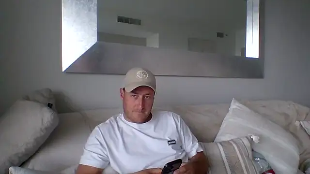 Snapshot of Londonlad818 chatting on 04/10/26, 04:47 Londonlad818 online show from 04/10/26, 04:47