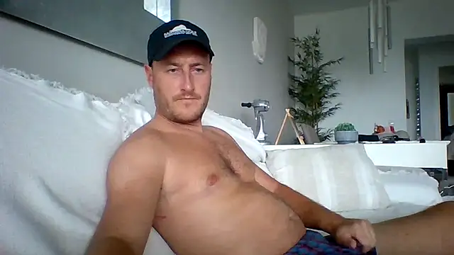 Snapshot of Londonlad818 chatting on 10/28/25, 03:33 Londonlad818 online show from 10/28/25, 03:33