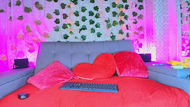 Snapshot of collet_1 chatting on 09/15/25, 12:05 collet 1 online show from 09/15/25, 12:05