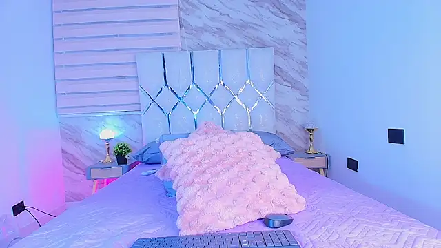 Snapshot of collet_1 chatting on 11/14/25, 11:58 collet 1 online show from 11/14/25, 11:58