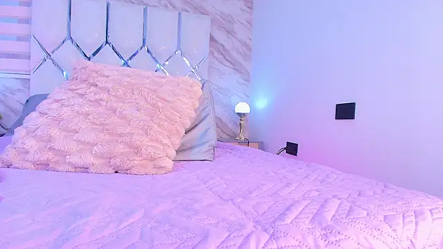 Snapshot of collet_1 chatting on 11/26/25, 11:54 collet 1 online show from 11/26/25, 11:54