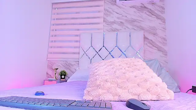 Snapshot of collet_1 chatting on 11/27/25, 12:05 collet 1 online show from 11/27/25, 12:05