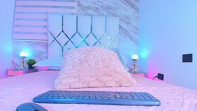 Snapshot of collet_1 chatting on 11/29/25, 12:05 collet 1 online show from 11/29/25, 12:05