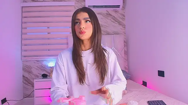 Snapshot of collet_1 chatting on 11/11/25, 12:00 collet 1 online show from 11/11/25, 12:00