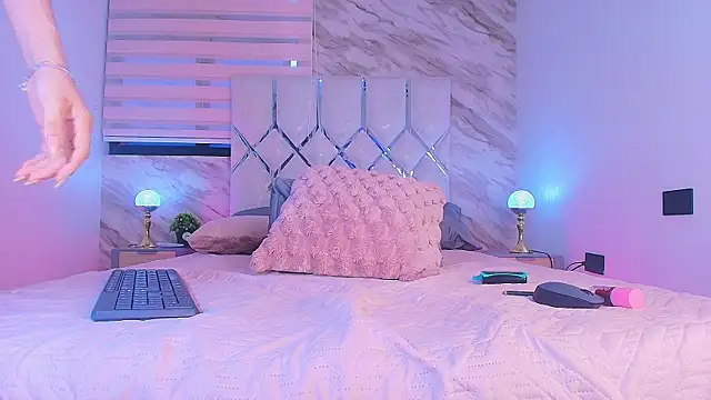 Snapshot of collet_1 chatting on 11/20/25, 12:06 collet 1 online show from 11/20/25, 12:06