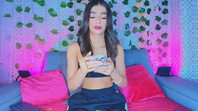 Snapshot of collet_1 chatting on 09/28/25, 12:12 collet 1 online show from 09/28/25, 12:12