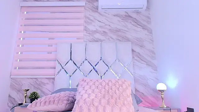 Snapshot of collet_1 chatting on 11/22/25, 12:04 collet 1 online show from 11/22/25, 12:04