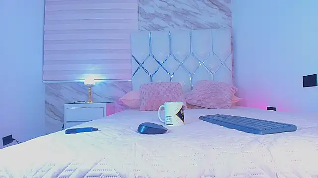 Snapshot of collet_1 chatting on 10/30/25, 12:14 collet 1 online show from 10/30/25, 12:14