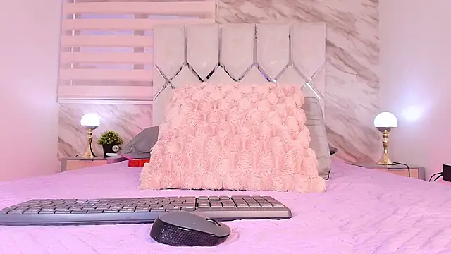 Snapshot of collet_1 chatting on 11/25/25, 11:54 collet 1 online show from 11/25/25, 11:54