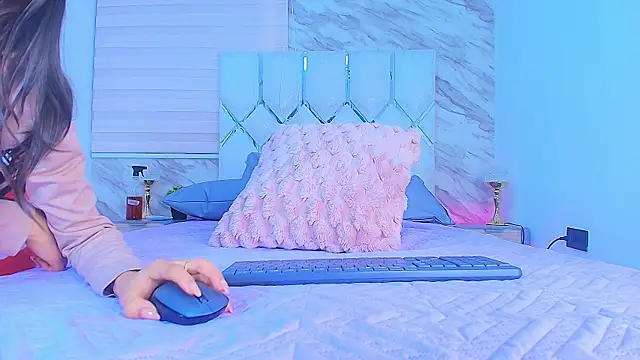 Snapshot of collet_1 chatting on 11/19/25, 11:54 collet 1 online show from 11/19/25, 11:54