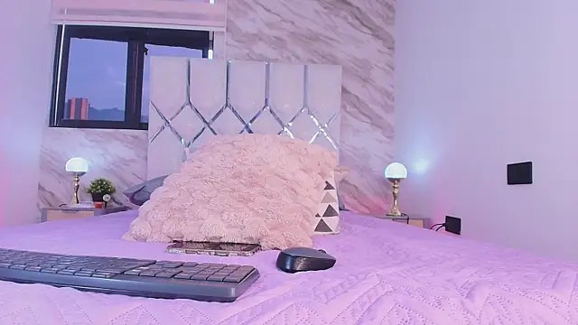 Snapshot of collet_1 chatting on 11/24/25, 12:05 collet 1 online show from 11/24/25, 12:05