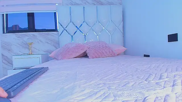 Snapshot of collet_1 chatting on 10/31/25, 12:02 collet 1 online show from 10/31/25, 12:02