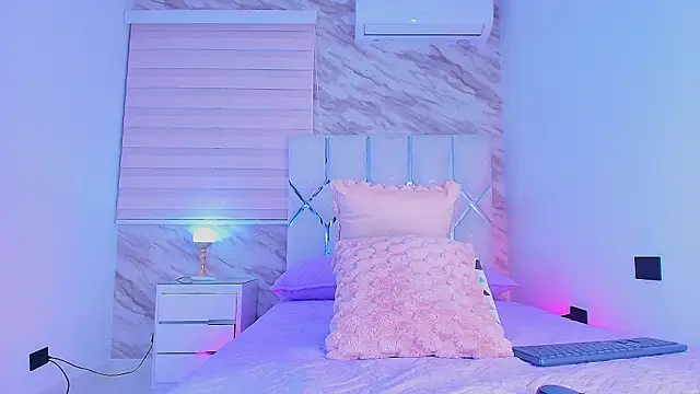 Snapshot of collet_1 chatting on 11/05/25, 12:08 collet 1 online show from 11/05/25, 12:08