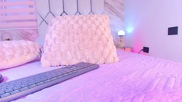 Snapshot of collet_1 chatting on 11/28/25, 12:16 collet 1 online show from 11/28/25, 12:16