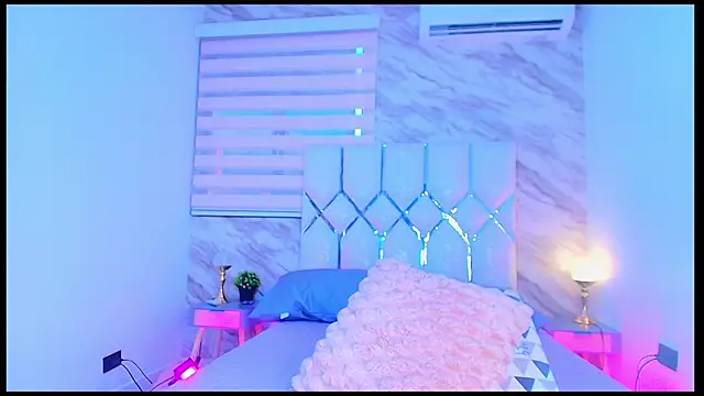 Snapshot of collet_1 chatting on 12/14/25, 12:00 collet 1 online show from 12/14/25, 12:00