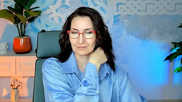 Snapshot of UnaTerra chatting on 10/19/25, 05:21 UnaTerra online show from 10/19/25, 05:21
