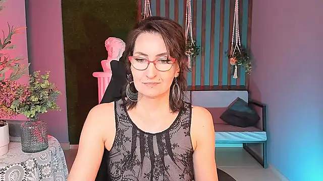 Snapshot of UnaTerra chatting on 09/21/25, 05:45 UnaTerra online show from 09/21/25, 05:45