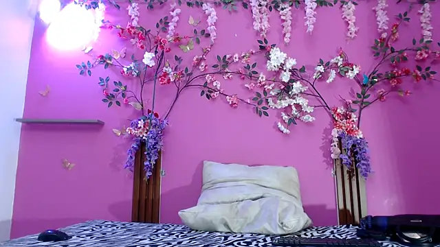 skinnysofia18 online show from 05/13/26, 01:40