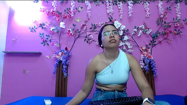 skinnysofia18 online show from 04/13/26, 12:53