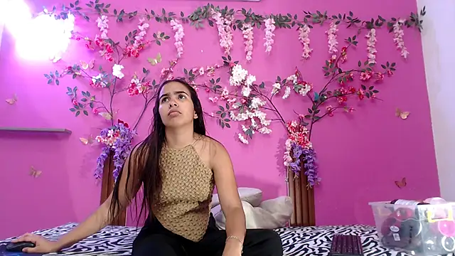 skinnysofia18 online show from 05/17/26, 01:55