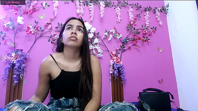 Snapshot of skinnysofia18 chatting on 06/19/26, 01:50 skinnysofia18 online show from 06/19/26, 01:50