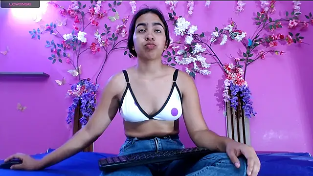 Snapshot of skinnysofia18 chatting on 06/22/26, 02:14 skinnysofia18 online show from 06/22/26, 02:14