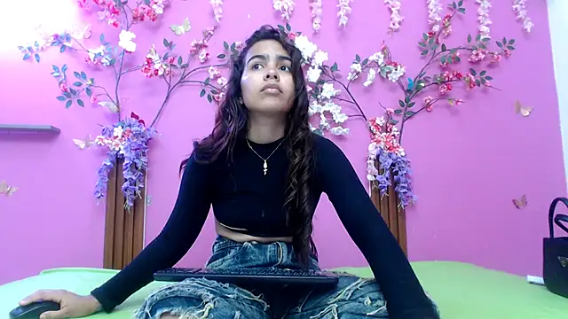 skinnysofia18 online show from 05/05/26, 03:26