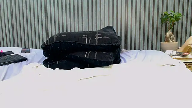 ROYALASS25 online show from 05/25/26, 07:56